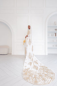Woman wearing white Somali bridal/wedding dirac.